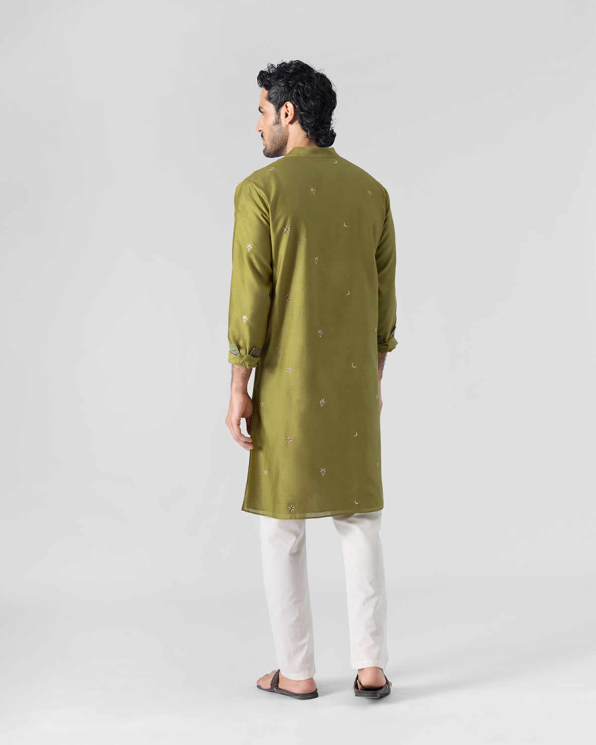Back of an olive Rey kurta worn by a person.