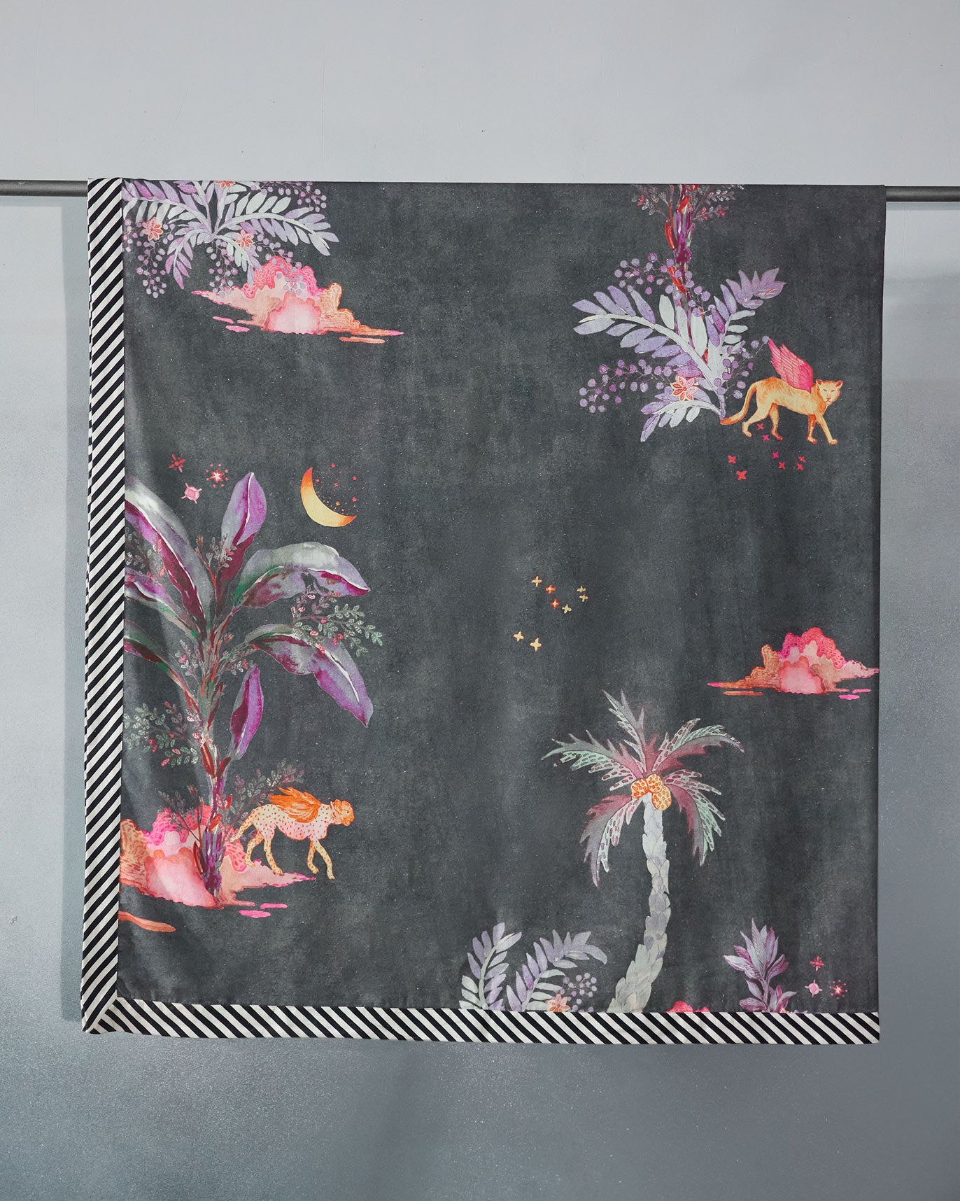 Singa Bed Cover - Queen