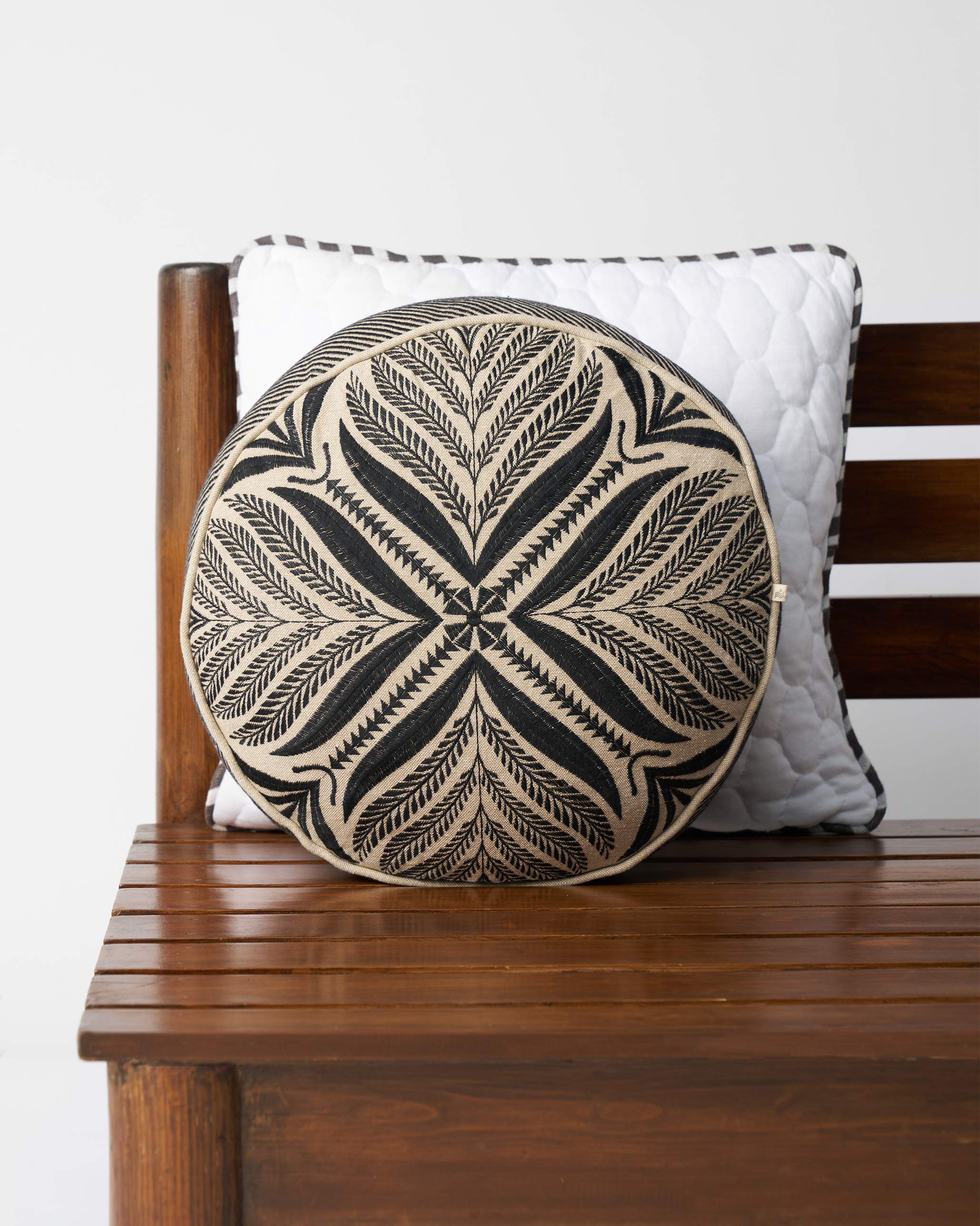 Morocco Leaf Cushion Cover(Black)