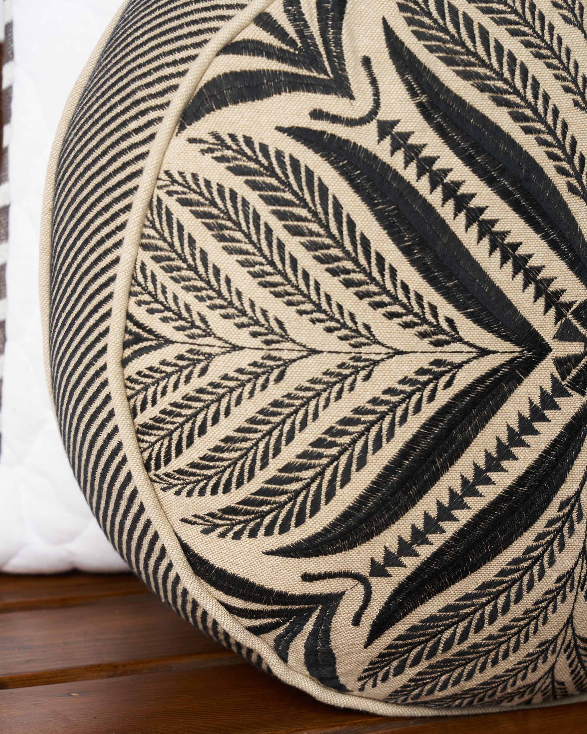 Morocco Leaf Cushion Cover(Black)