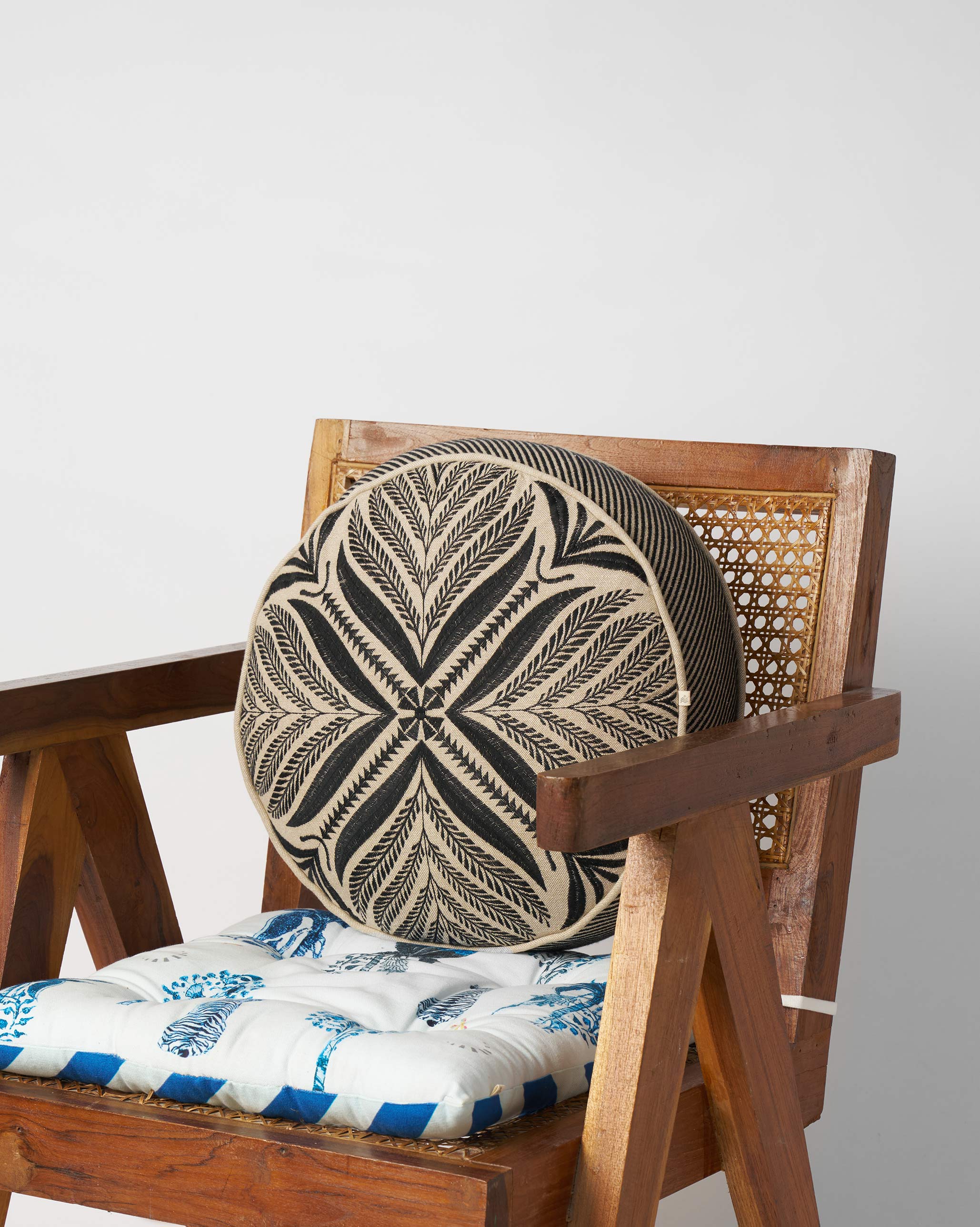 Morocco Leaf Cushion Cover(Black)