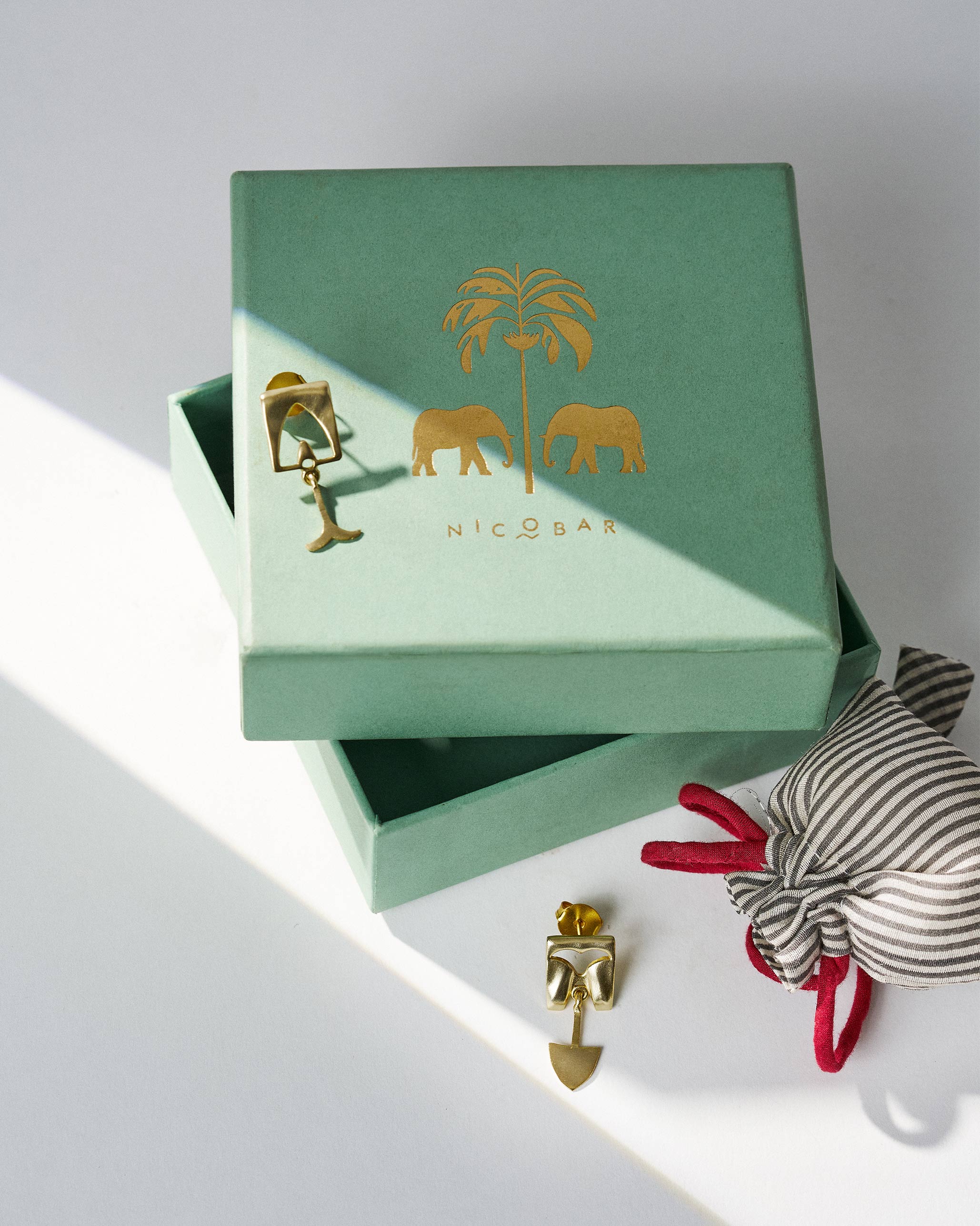 Machli Studs - Gold