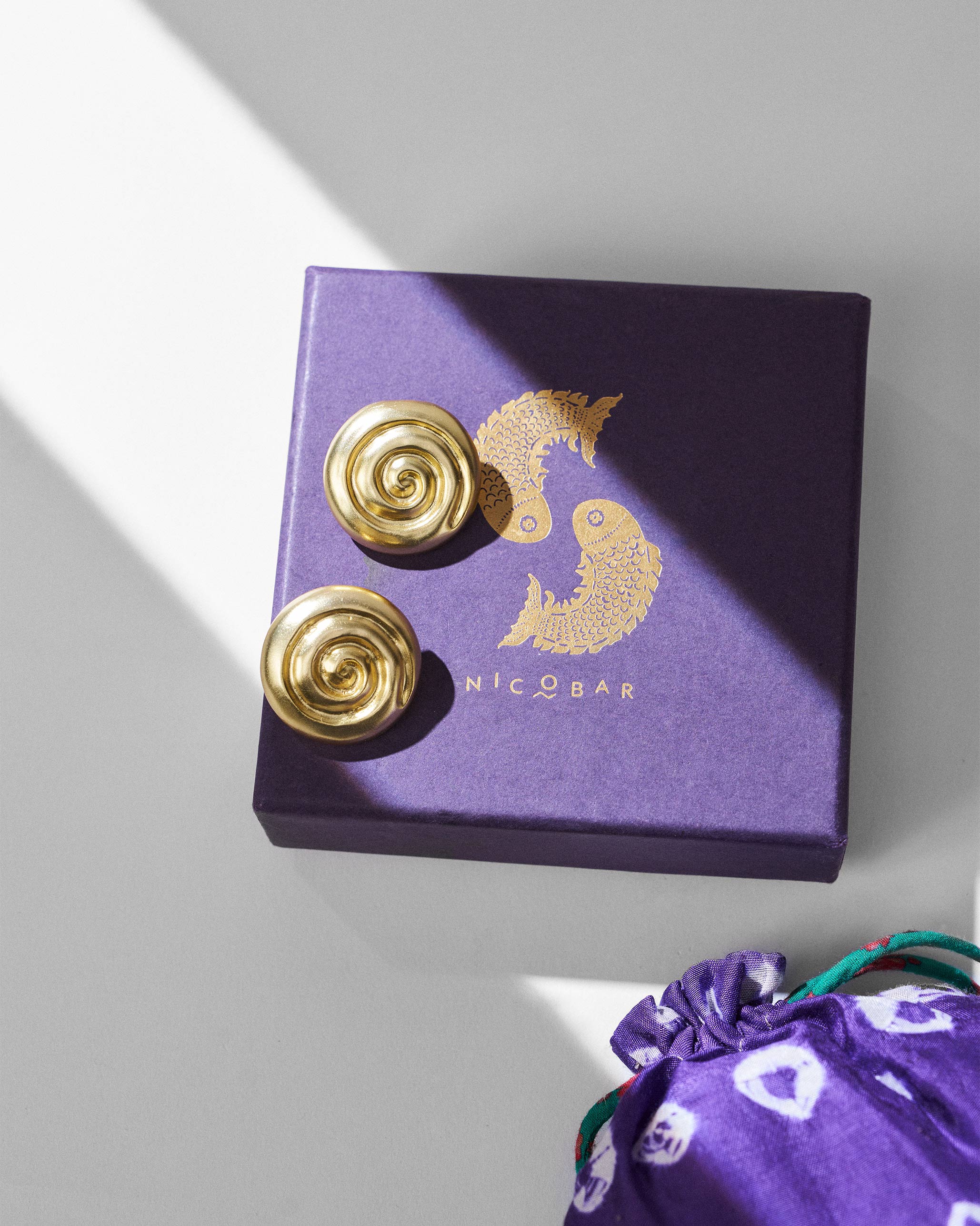 Swirlpool Studs - Gold