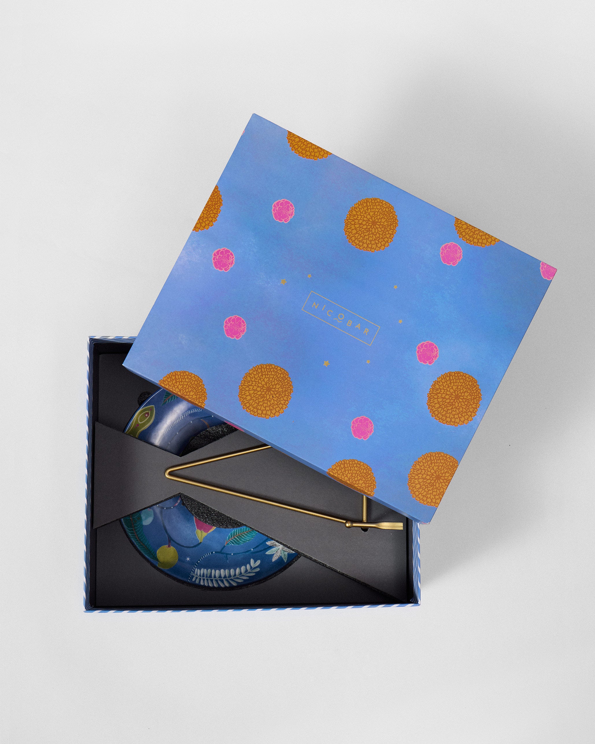 Pranahita Deco Plate with stand & wall hook