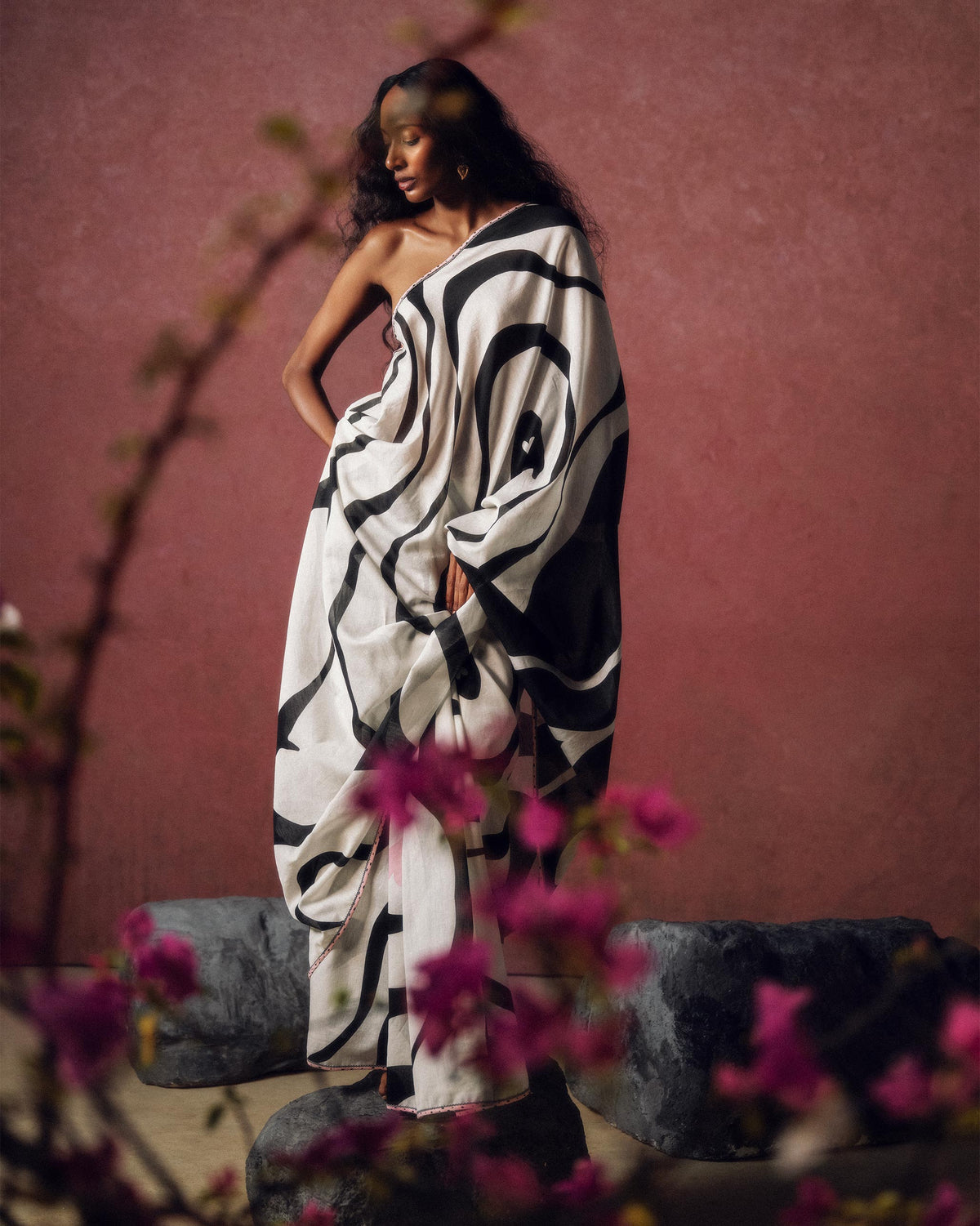 Ella Sari & Blouse- White & Black Printed