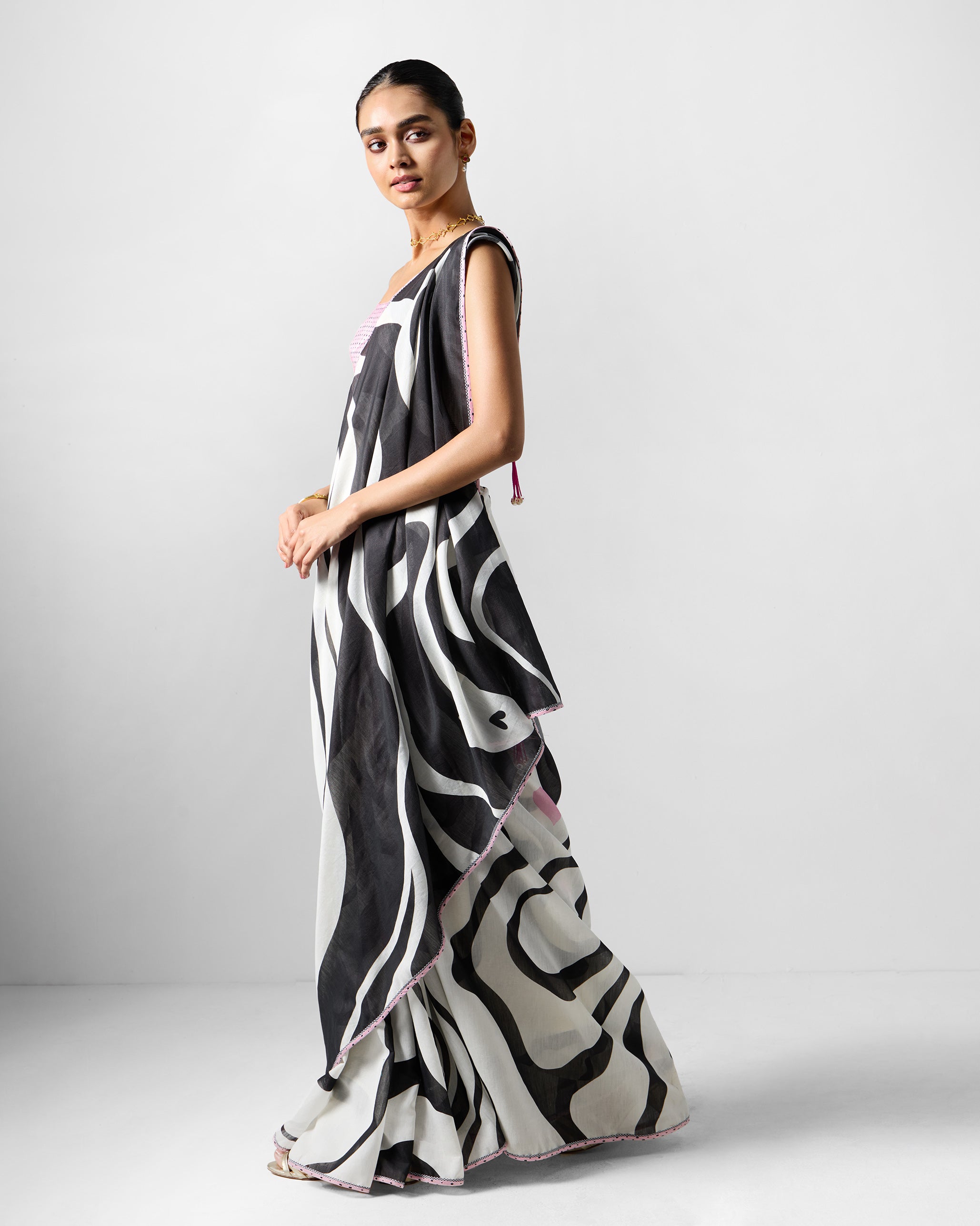 Ella Sari - White & Black Printed