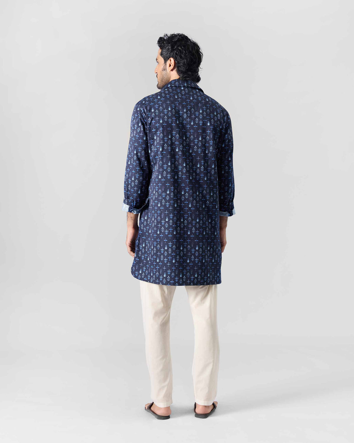 Back of a dark blue Hawai Sa Kurta worn by a person.