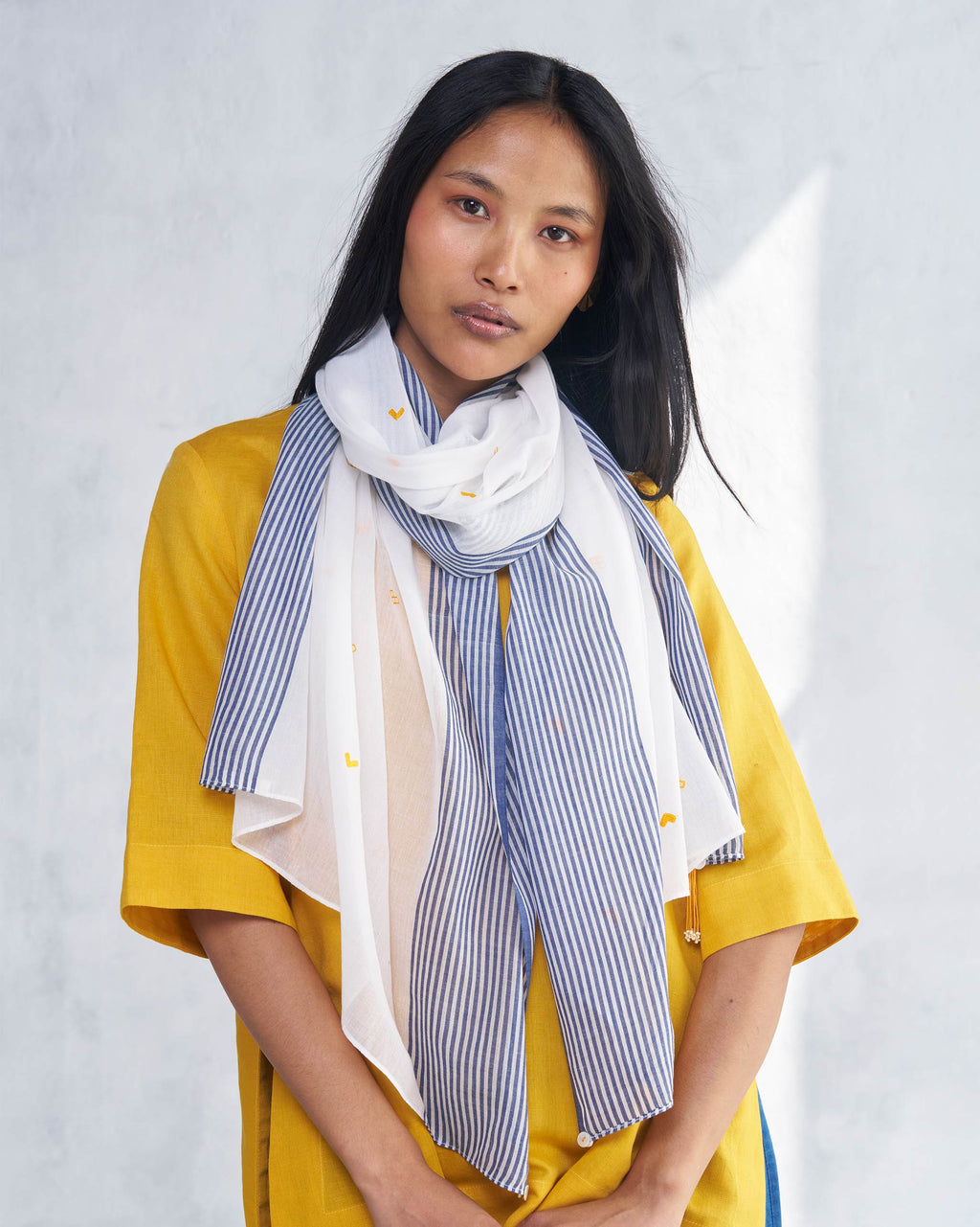 Dokai Scarf White Navy – Nicobar - Main Image