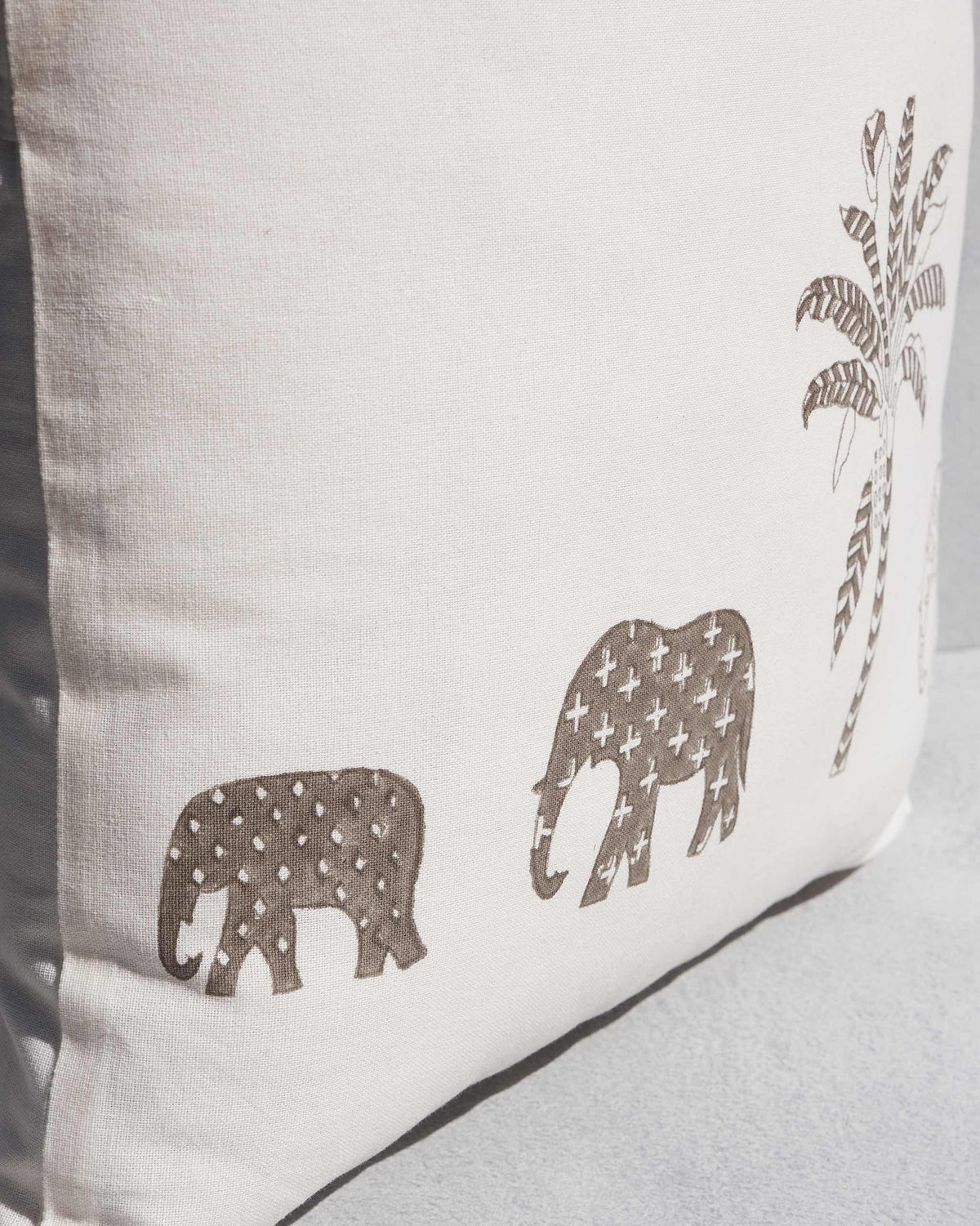 Ele Palm Cushion Cover