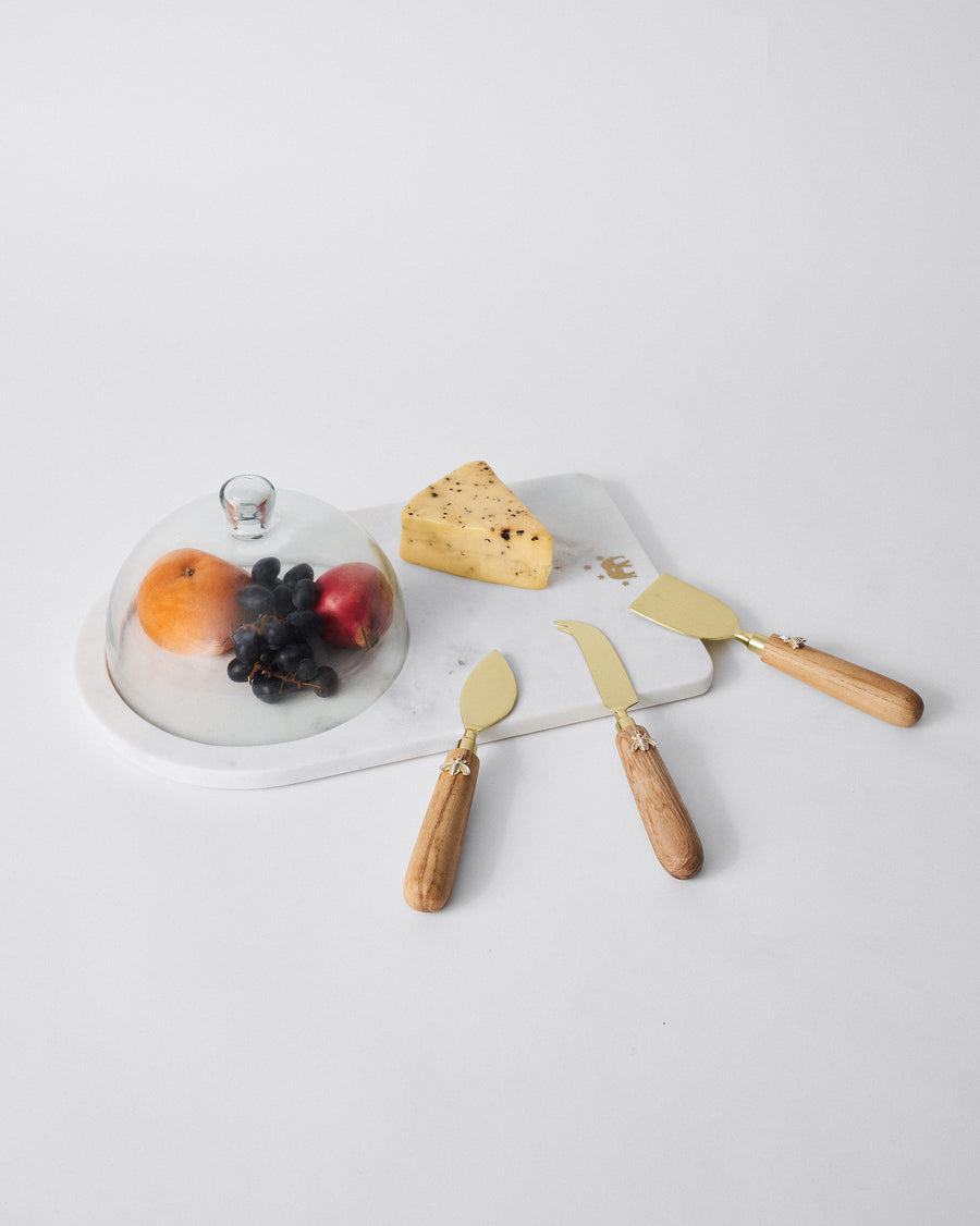 The Fromage Set with cheese and fruit.