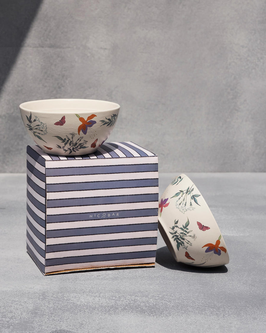 A bowl on its gift box.