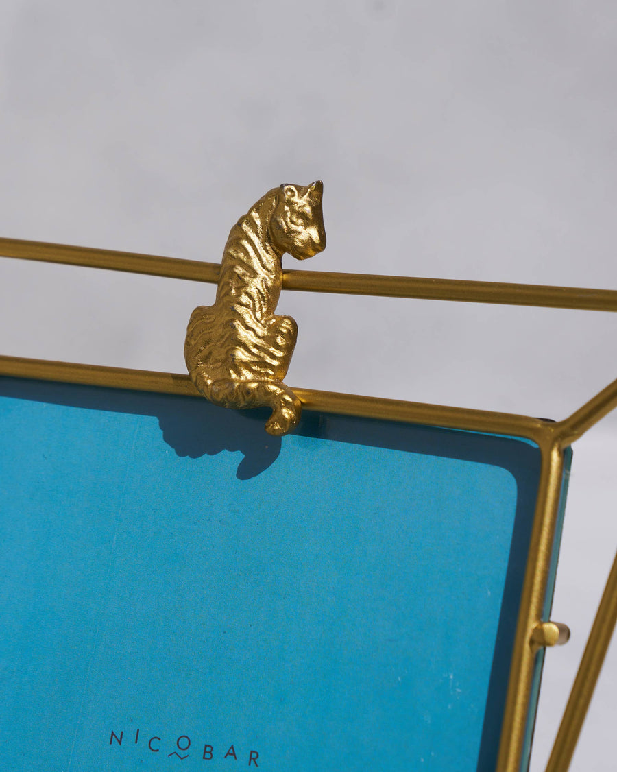 The tiger on the frame's top bar, close up.