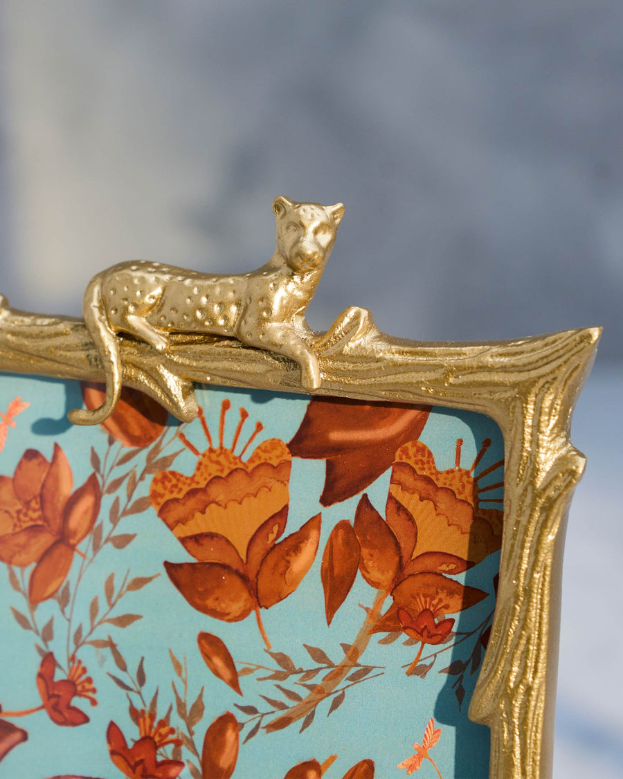 Close view of the gold leopard lying on the frame