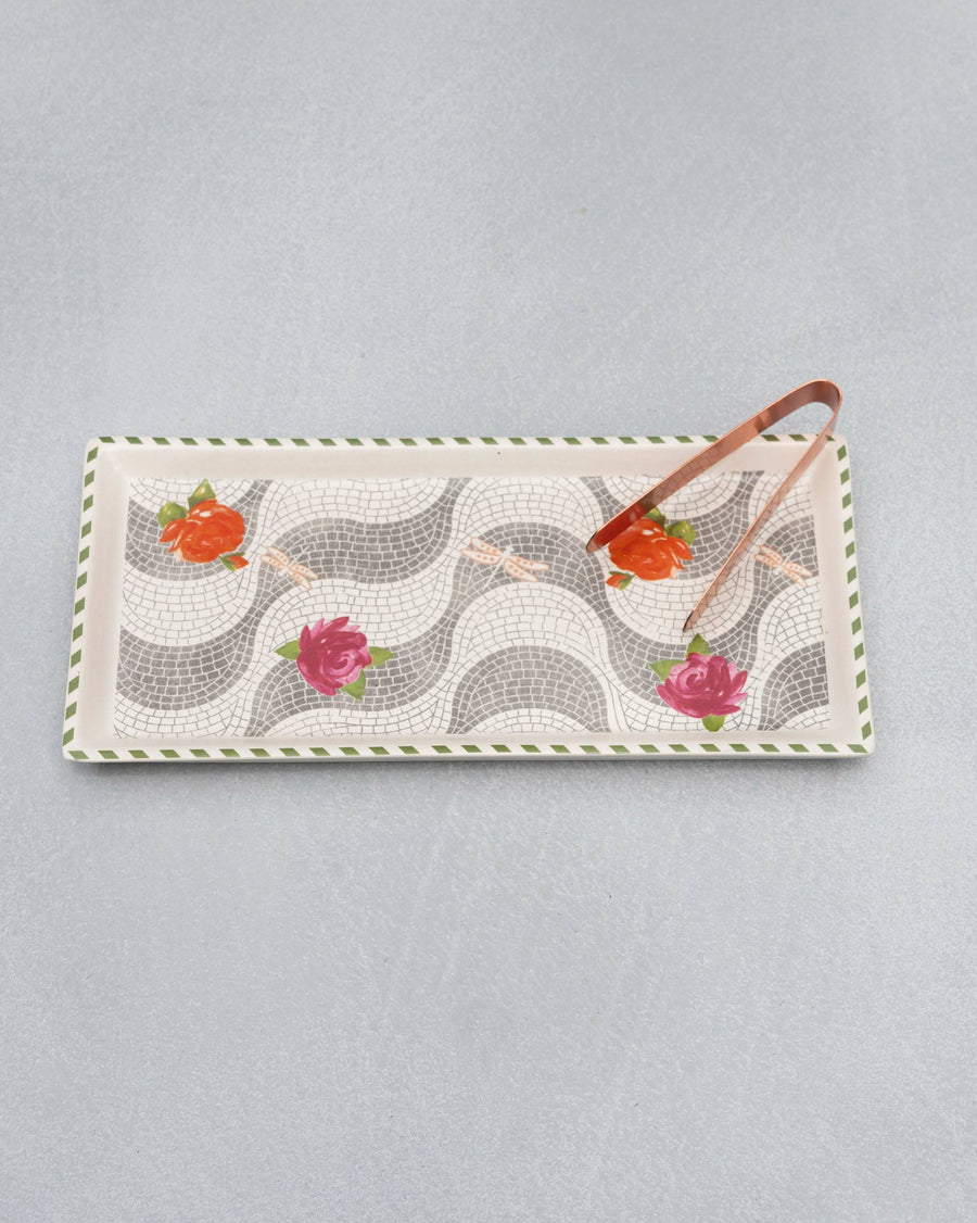 The tray from above with the tongs on it