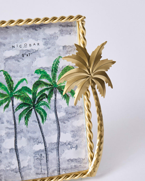 Close view of the twisted gold border and the sculpted palm