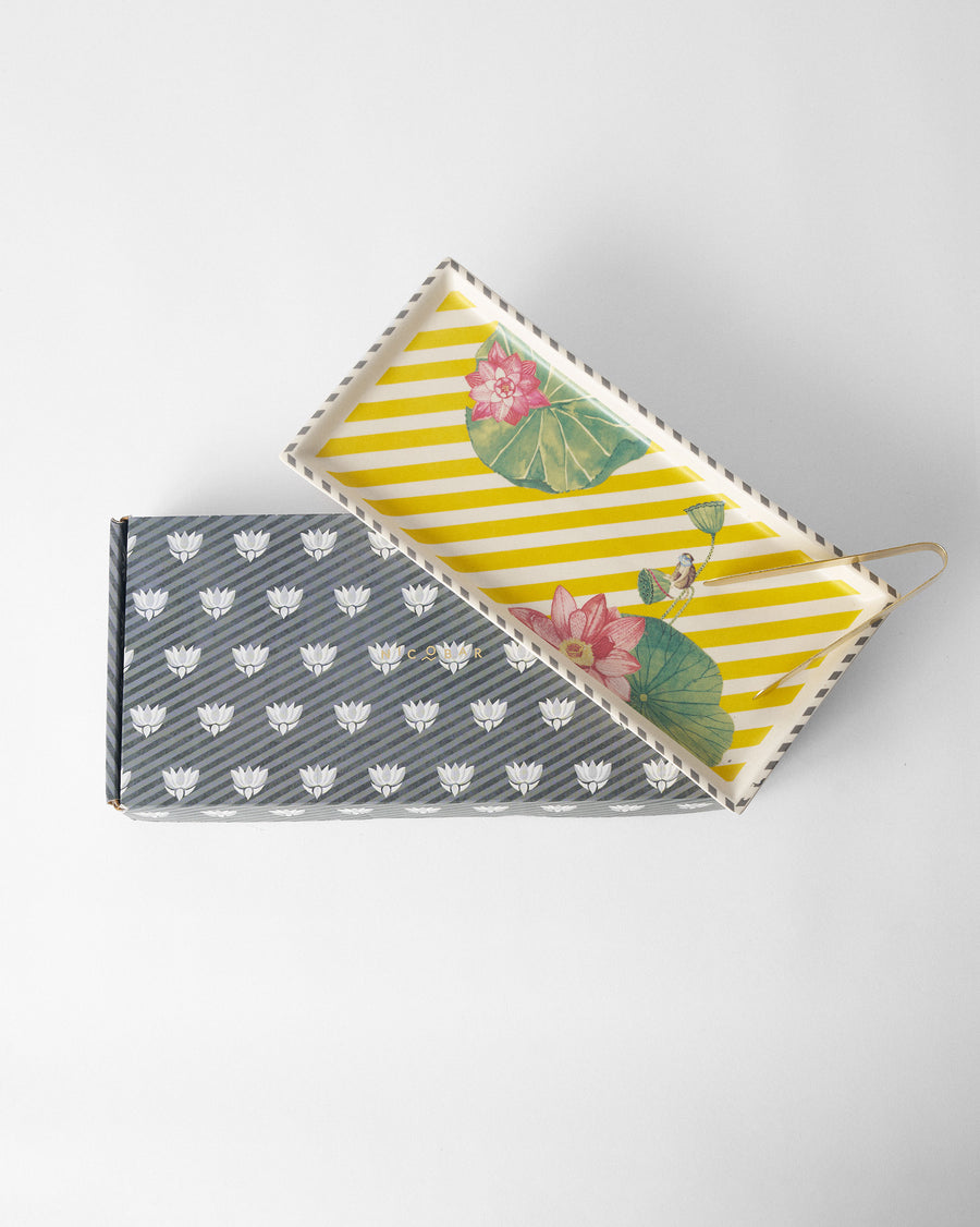 The tray on its grey patterned gift box