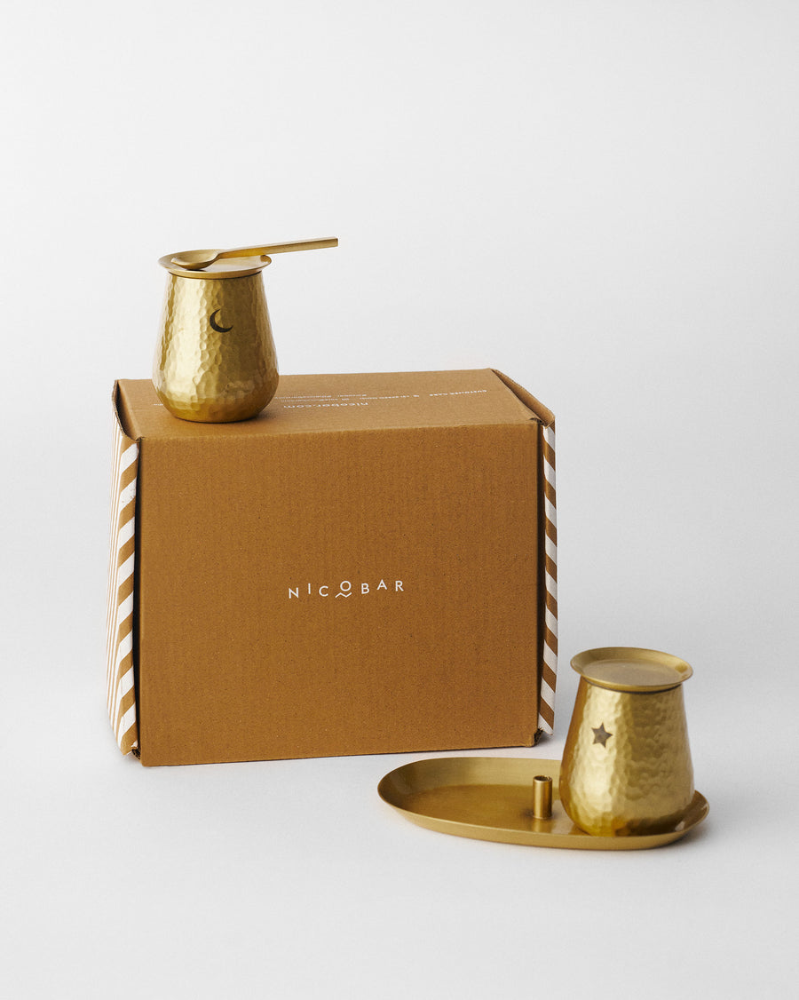 The pots beside their kraft gift box.