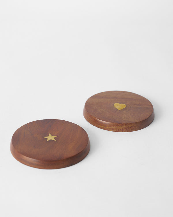The lids at an angle showing bevelled edges