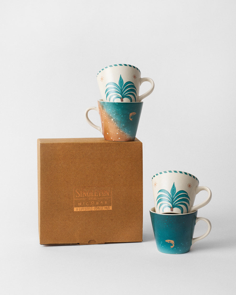The mugs with their box.