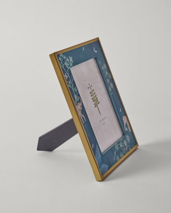 The frame side-on on its easel stand