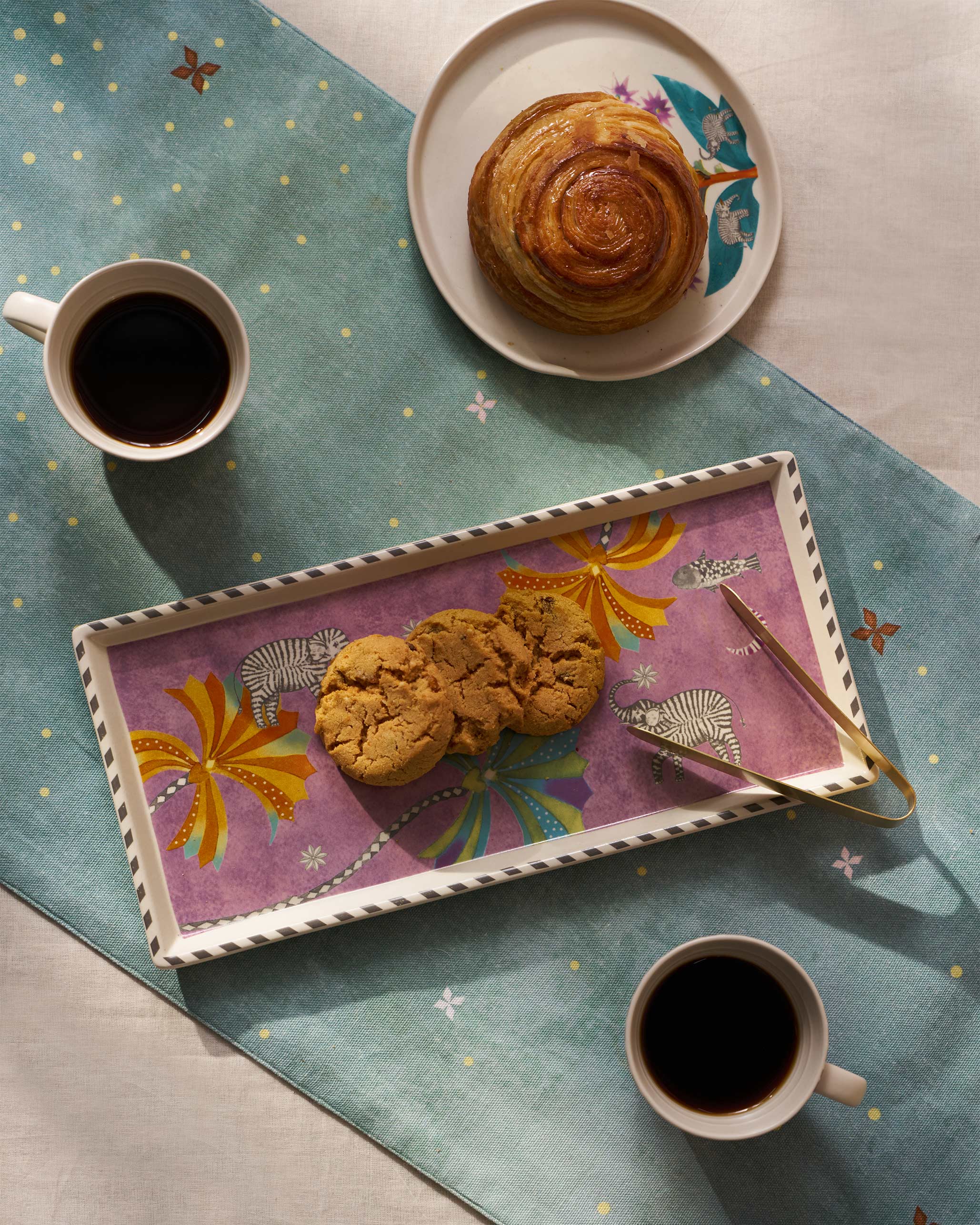 Tusk Cookie Tray with Tong
