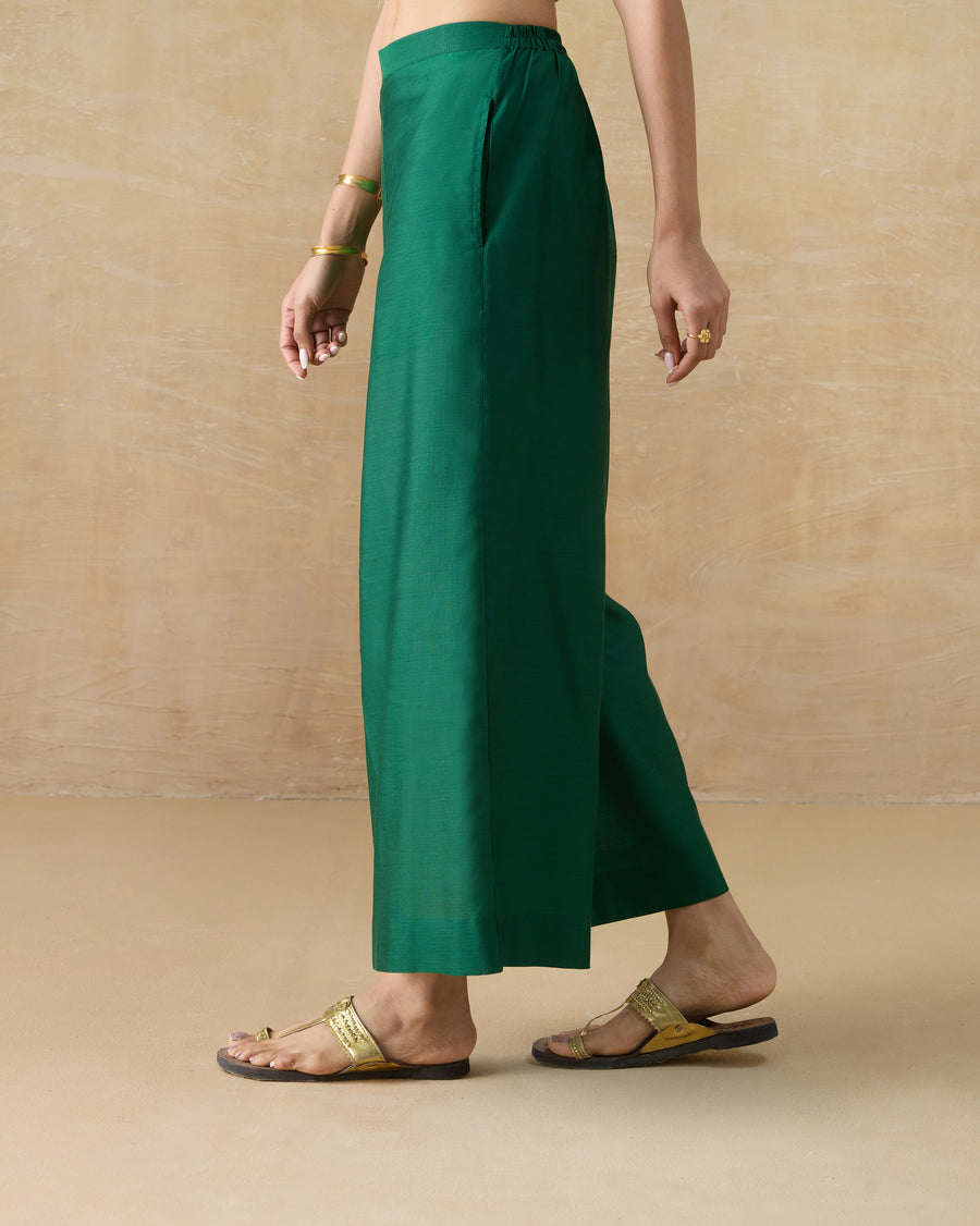Side view of the Basic Pyjamas in emerald green cotton silk.