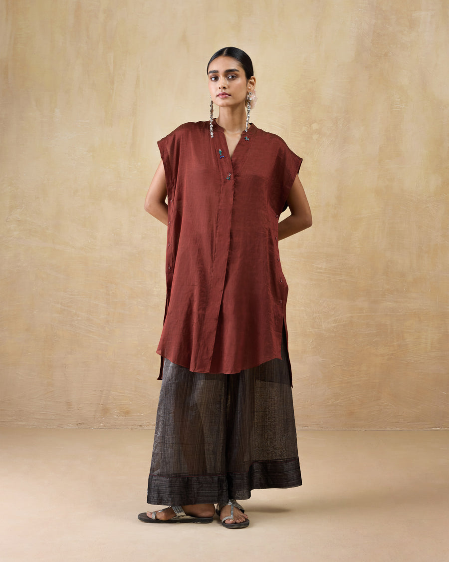 The Tango Kaftan, a scarlet red metallic tissue kaftan with a V-neckline and half sleeves, worn over a dark palazzo.