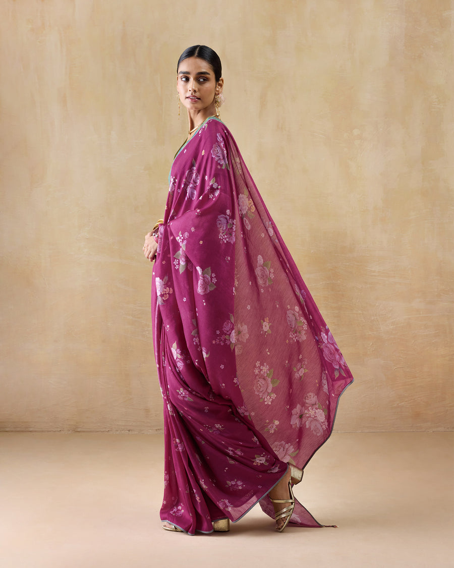 Side view of the Speckle Sari, the pallu falling from the shoulder.