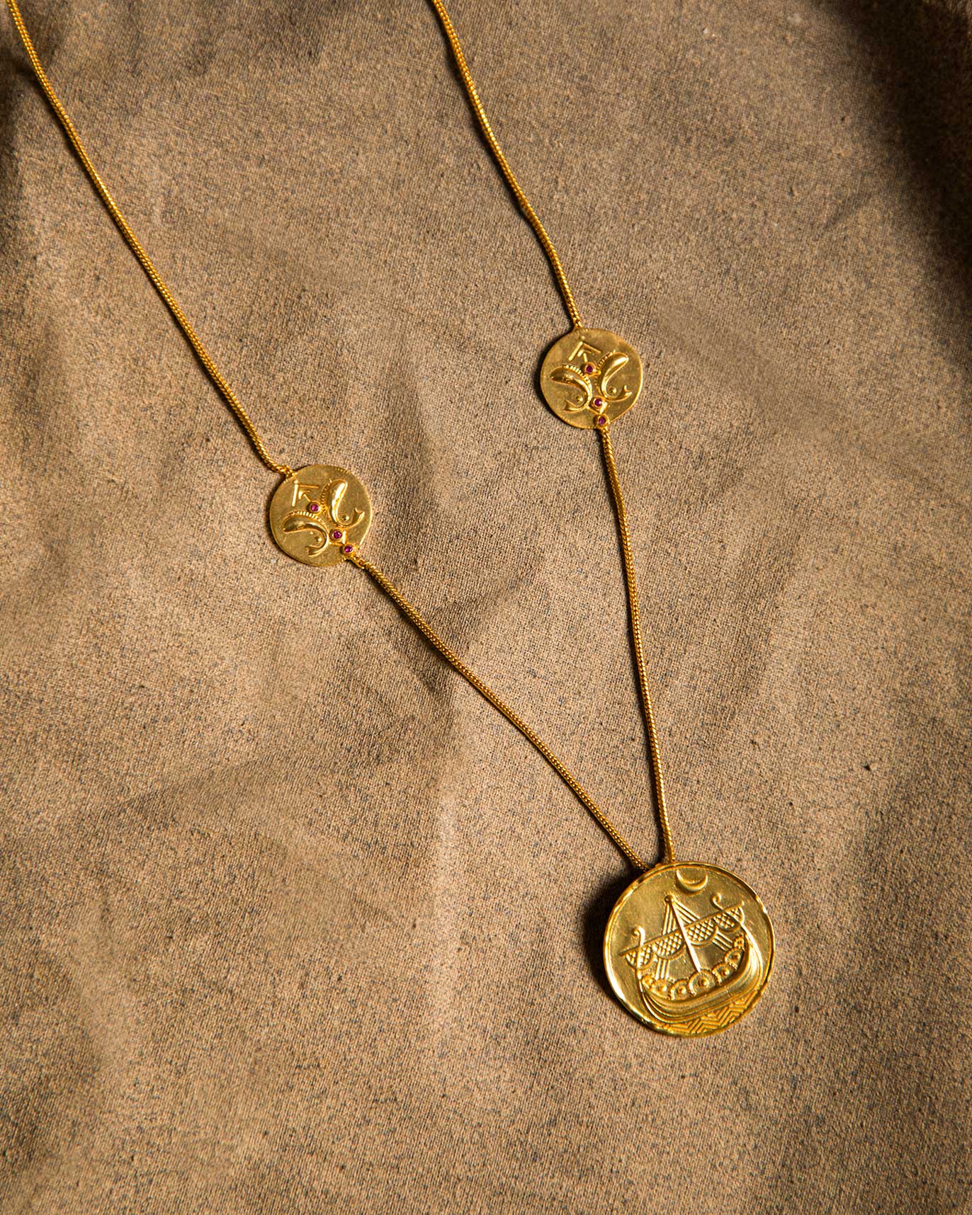 Naukayan Round Necklace
