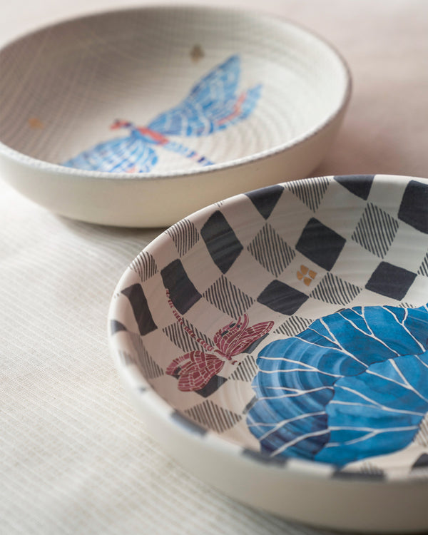 Close view of the checked bowl and its lotus leaf