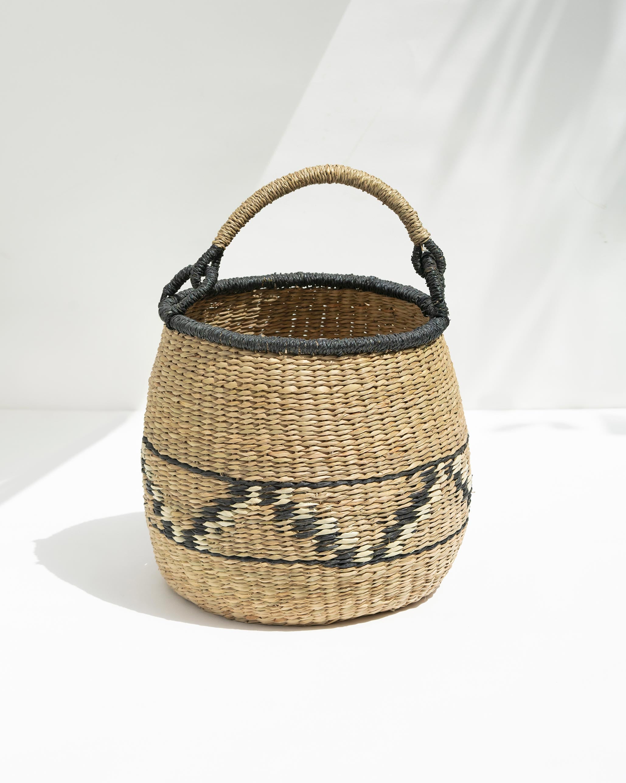 Seagrass Black basket with handle