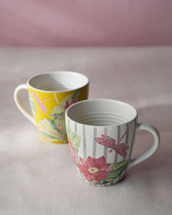 The two mugs on a soft cloth