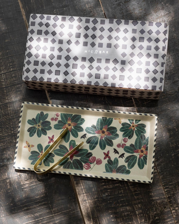 The tray and tongs beside the box
