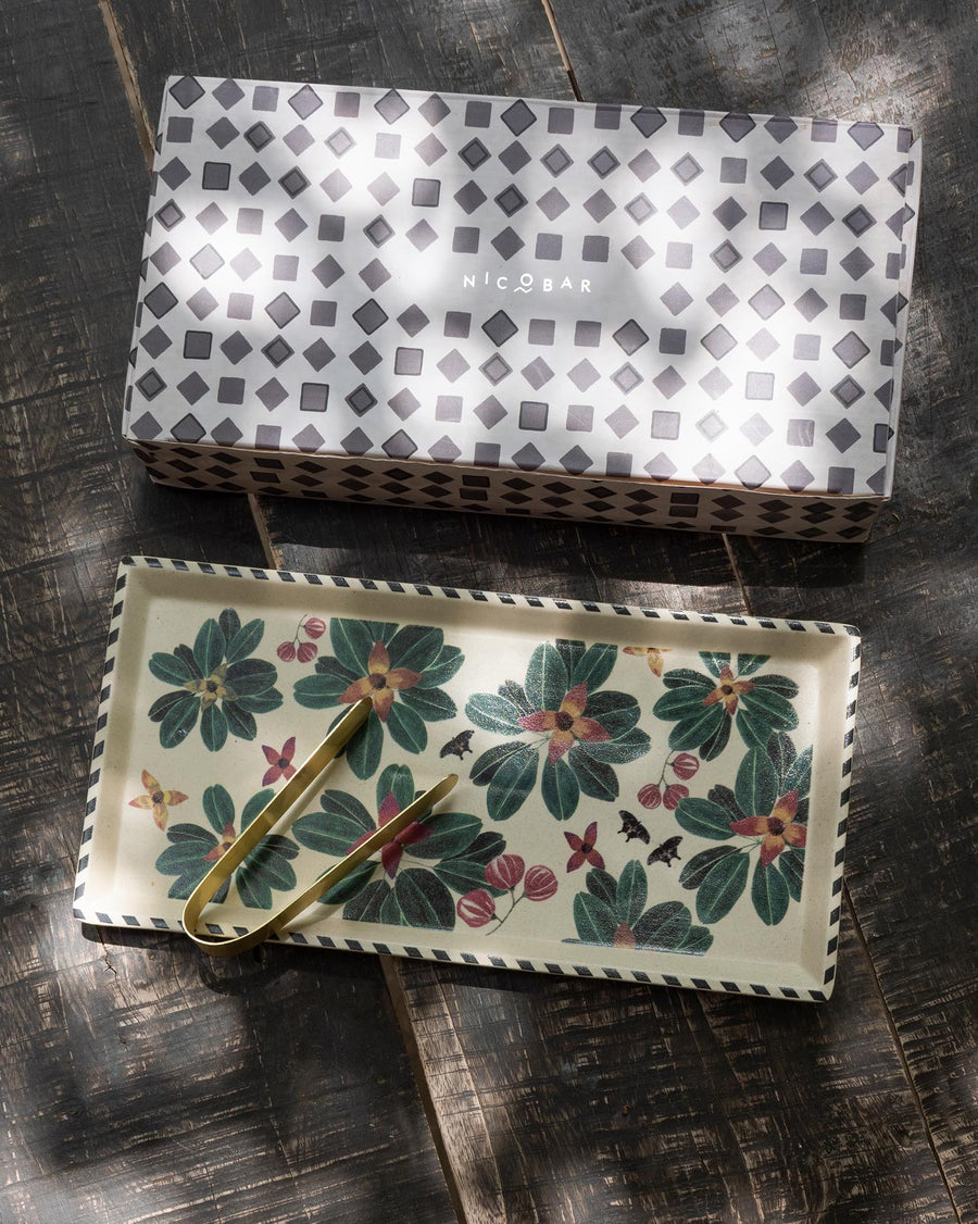 The tray beside its grey geometric gift box