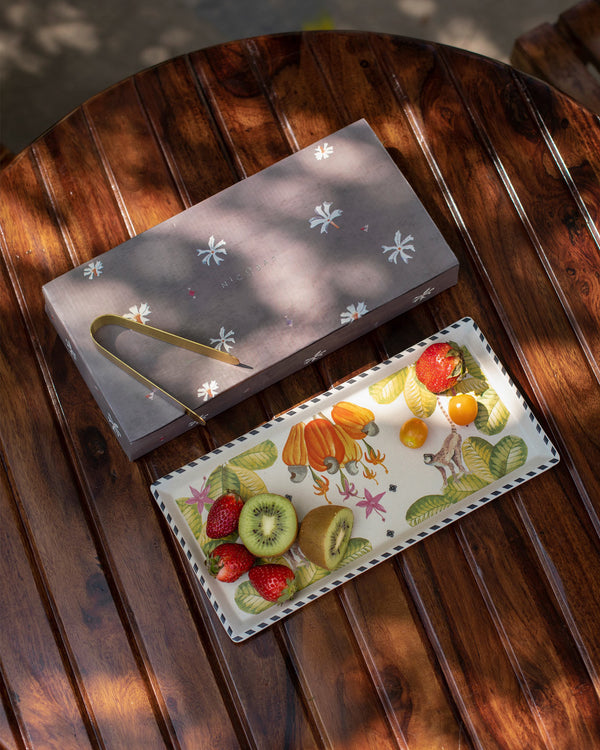 The tray with fruit and the box